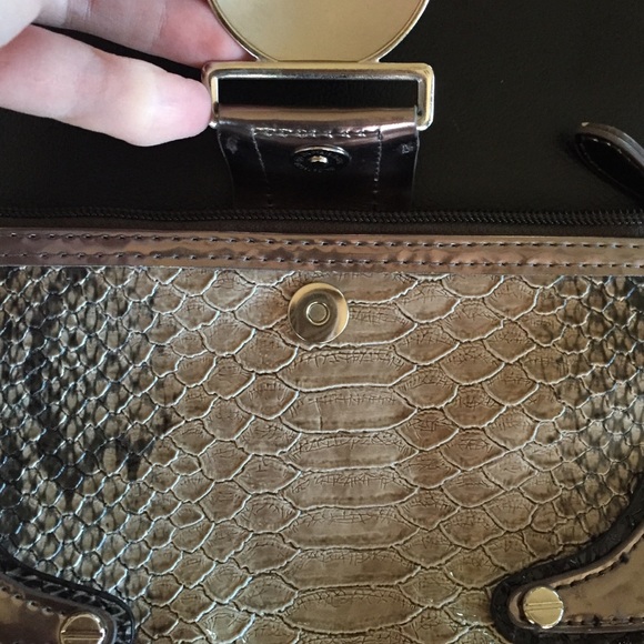 Snake skin (fake) small purse with magnet closure! - Picture 4 of 8